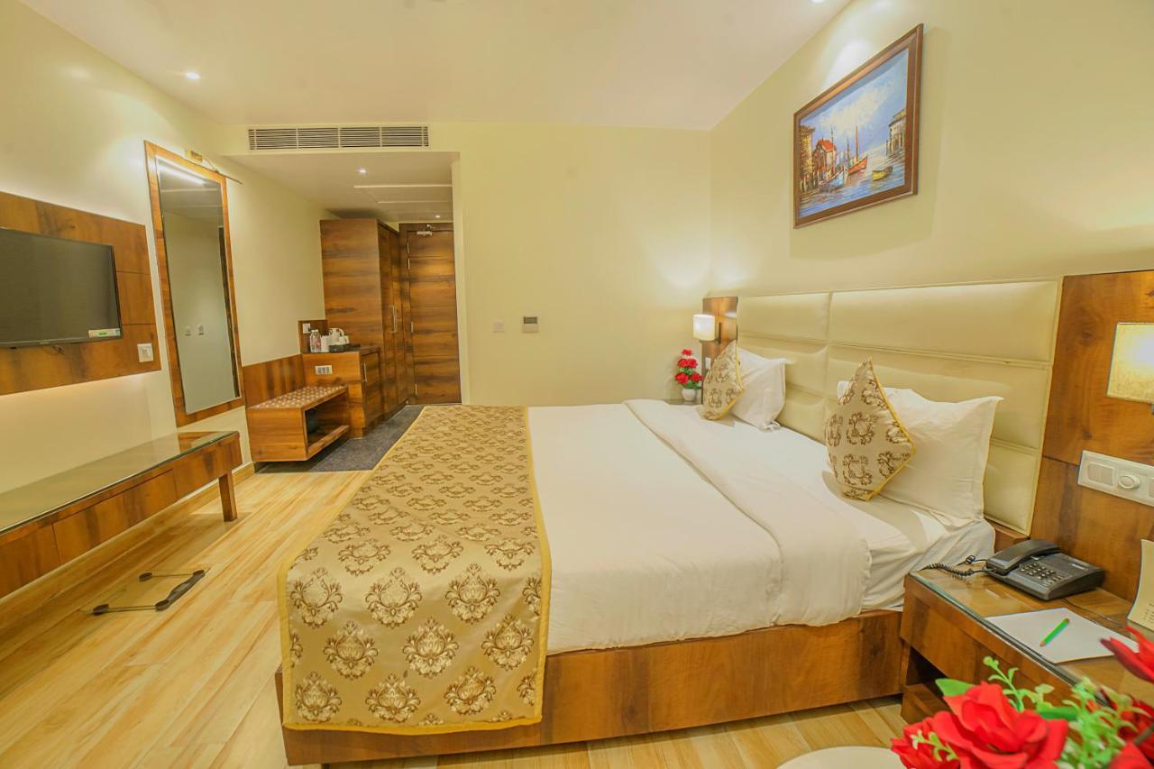 Hotel Hira Inn-10Mins From Railway Station & Bus Station Αλλαχαμπάντ Εξωτερικό φωτογραφία